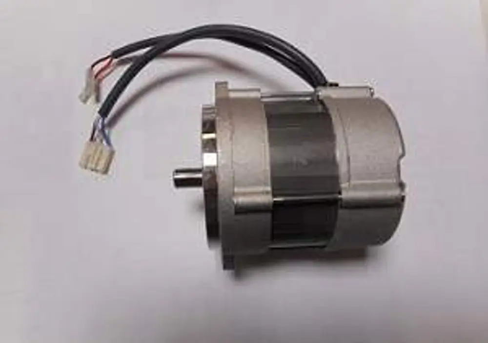 Motor von Remeha mit robustem Gehäuse und elektrischen Anschlusskabeln. Sichtbare Welle an einer Seite zur Befestigung in Maschinen oder Geräten.